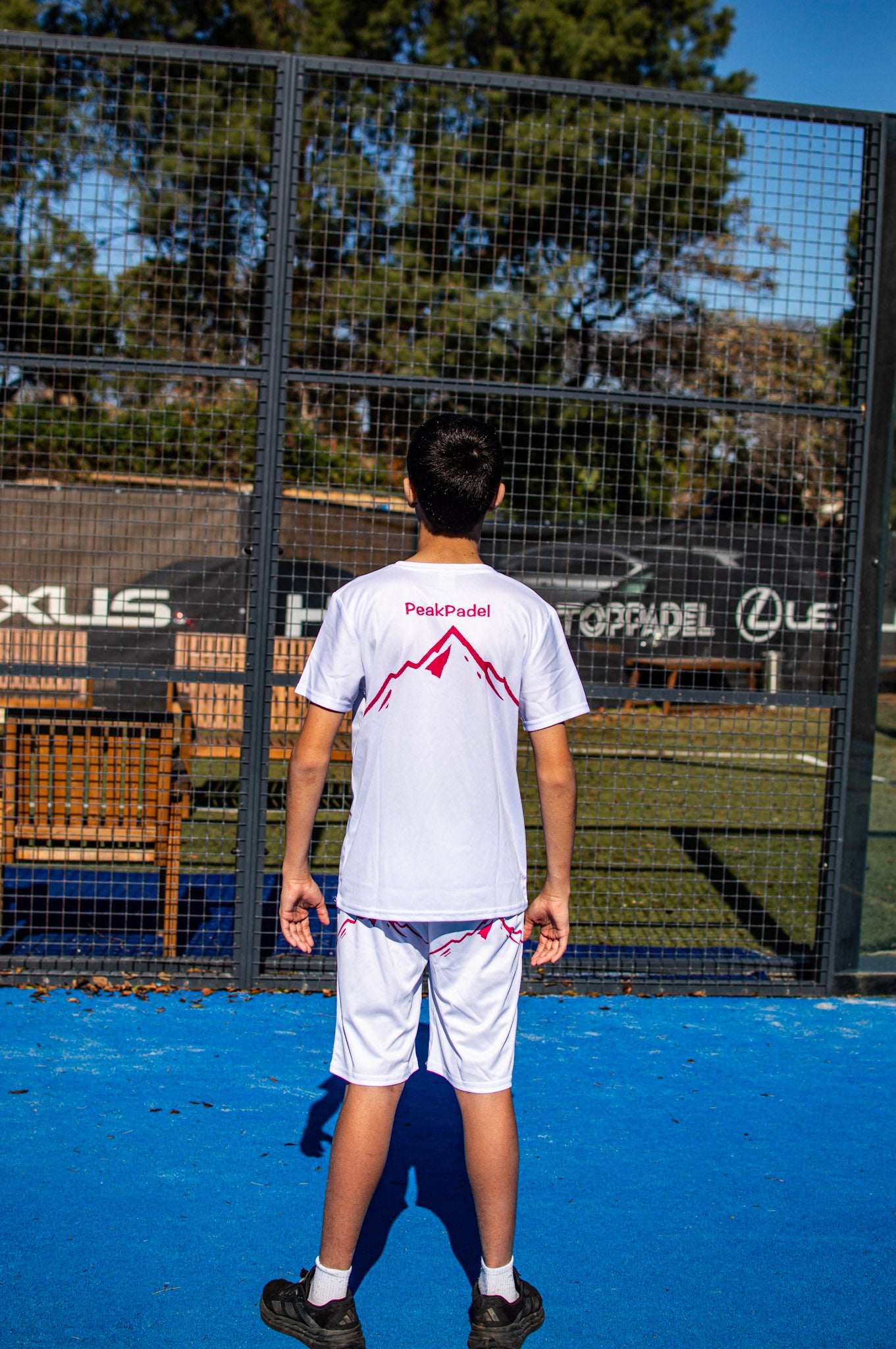 חולצה לבן ורוד מהסט, עכשיו לרכישה בנפרד.