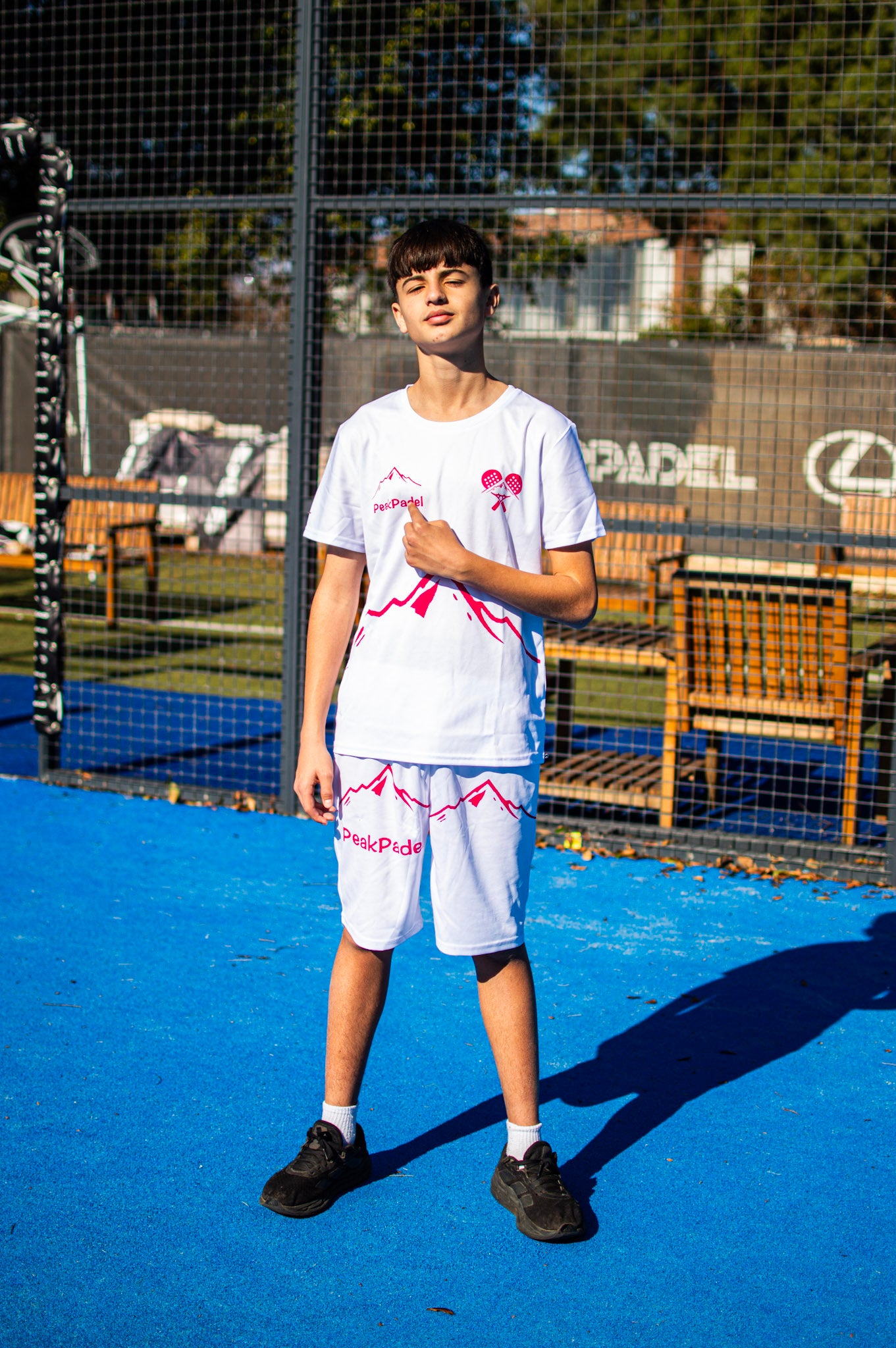 סט בצבעי לבן ורוד בעיצוב יחודי.