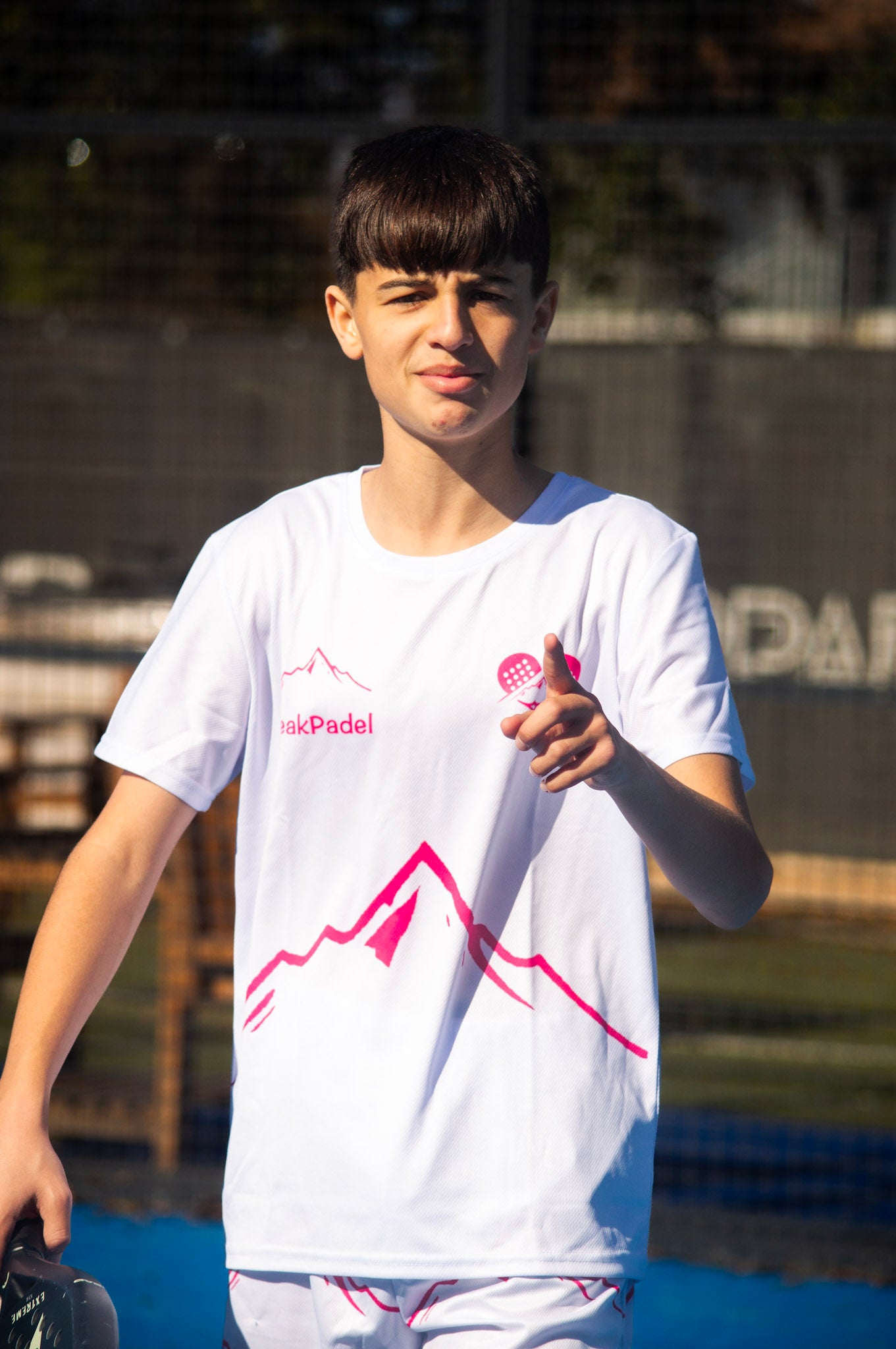 חולצה לבן ורוד מהסט, עכשיו לרכישה בנפרד.