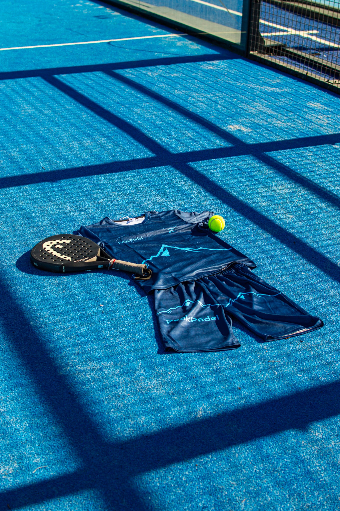 חולצה כחולה תכלת מהסט, עכשיו לרכישה בנפרד.