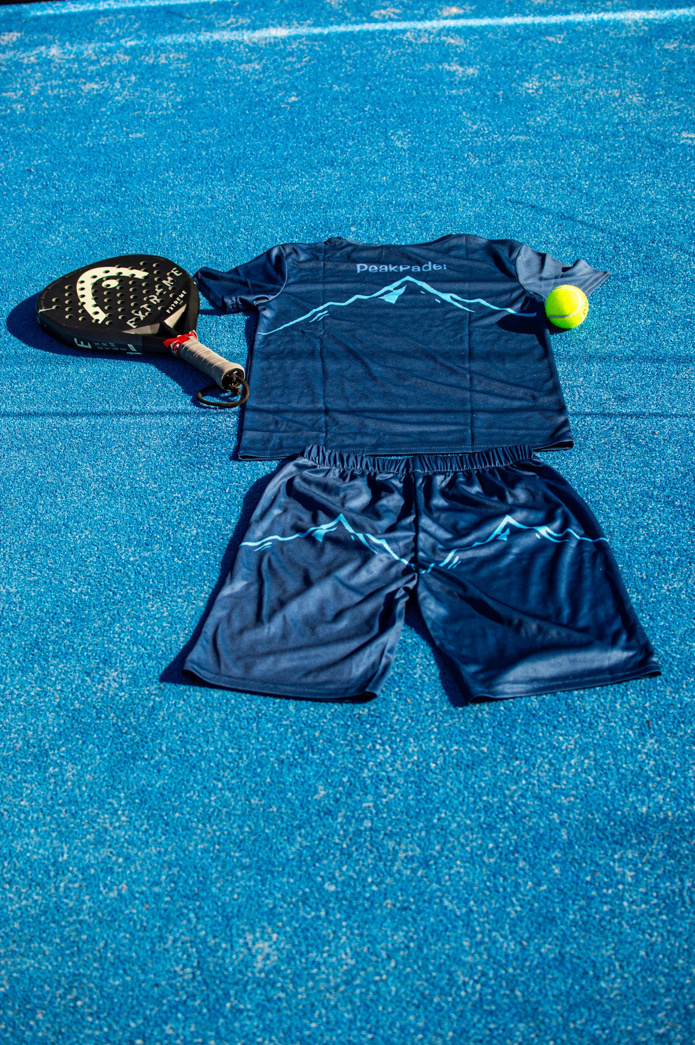 חולצה כחולה תכלת מהסט, עכשיו לרכישה בנפרד.