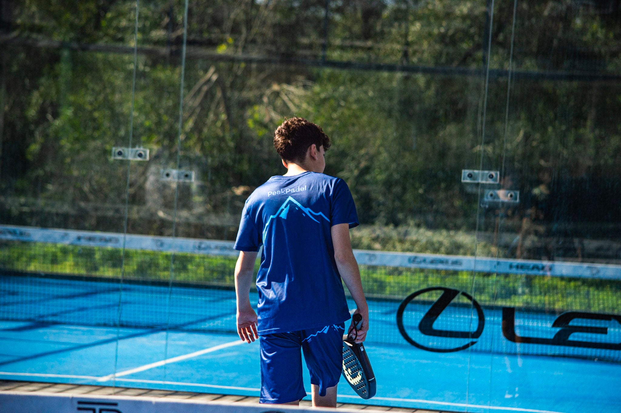 חולצה כחולה תכלת מהסט, עכשיו לרכישה בנפרד.